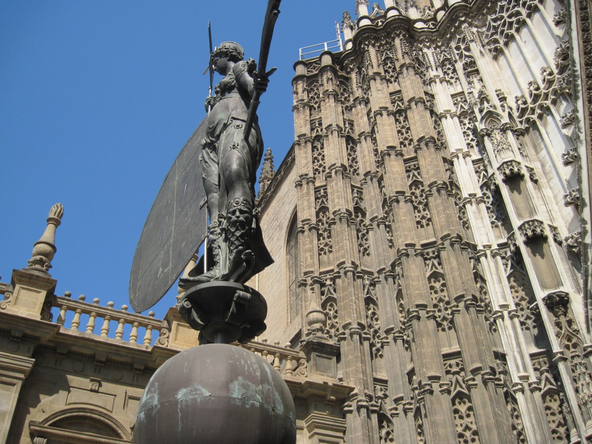 51-Esterno della cattedrale con la statua del Giraldillo